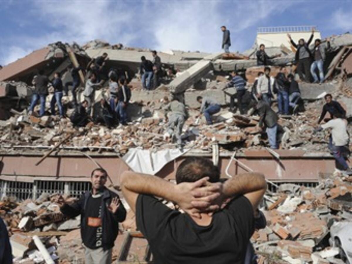 Terremoto en Turquía dejaría cerca de mil muertos