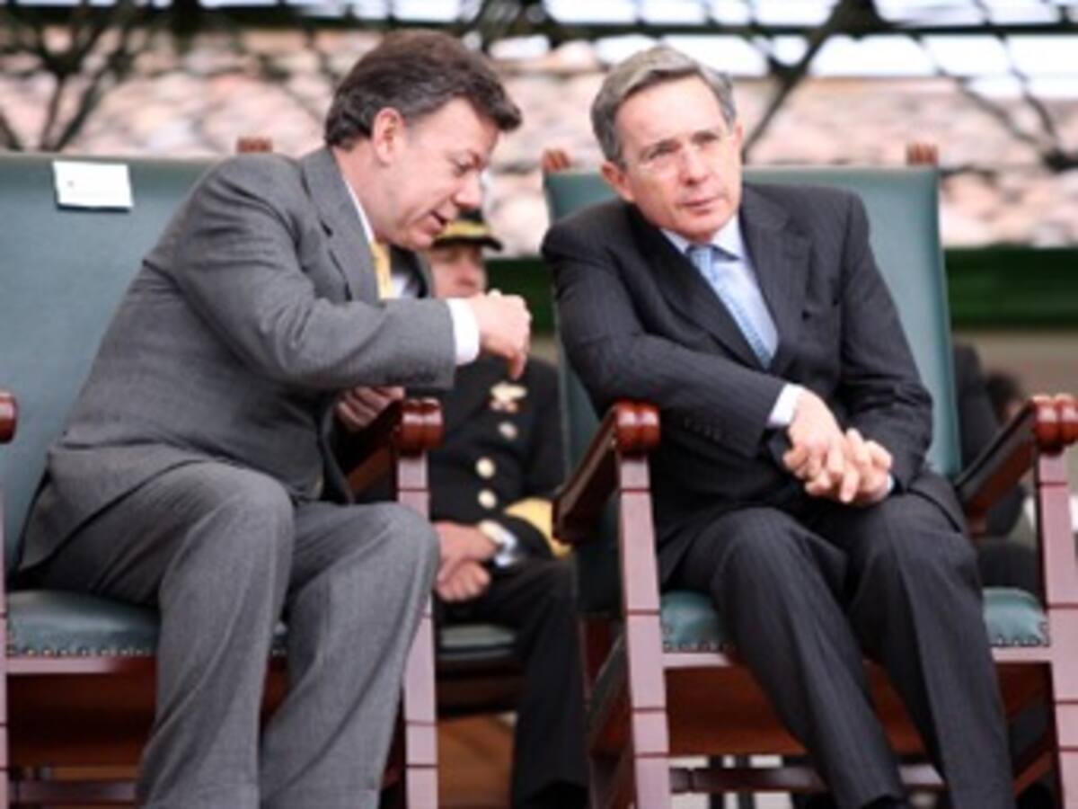 Presidente Santos se declara "muy triste" por críticas de Uribe al proceso de paz