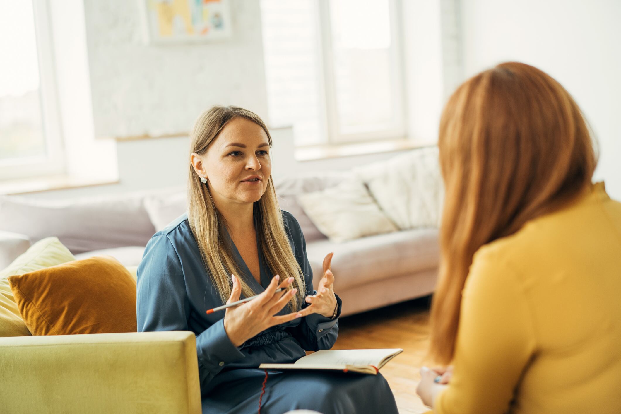 Psicóloga teniendo una conversación con su paciente (Foto vía Getty Images)