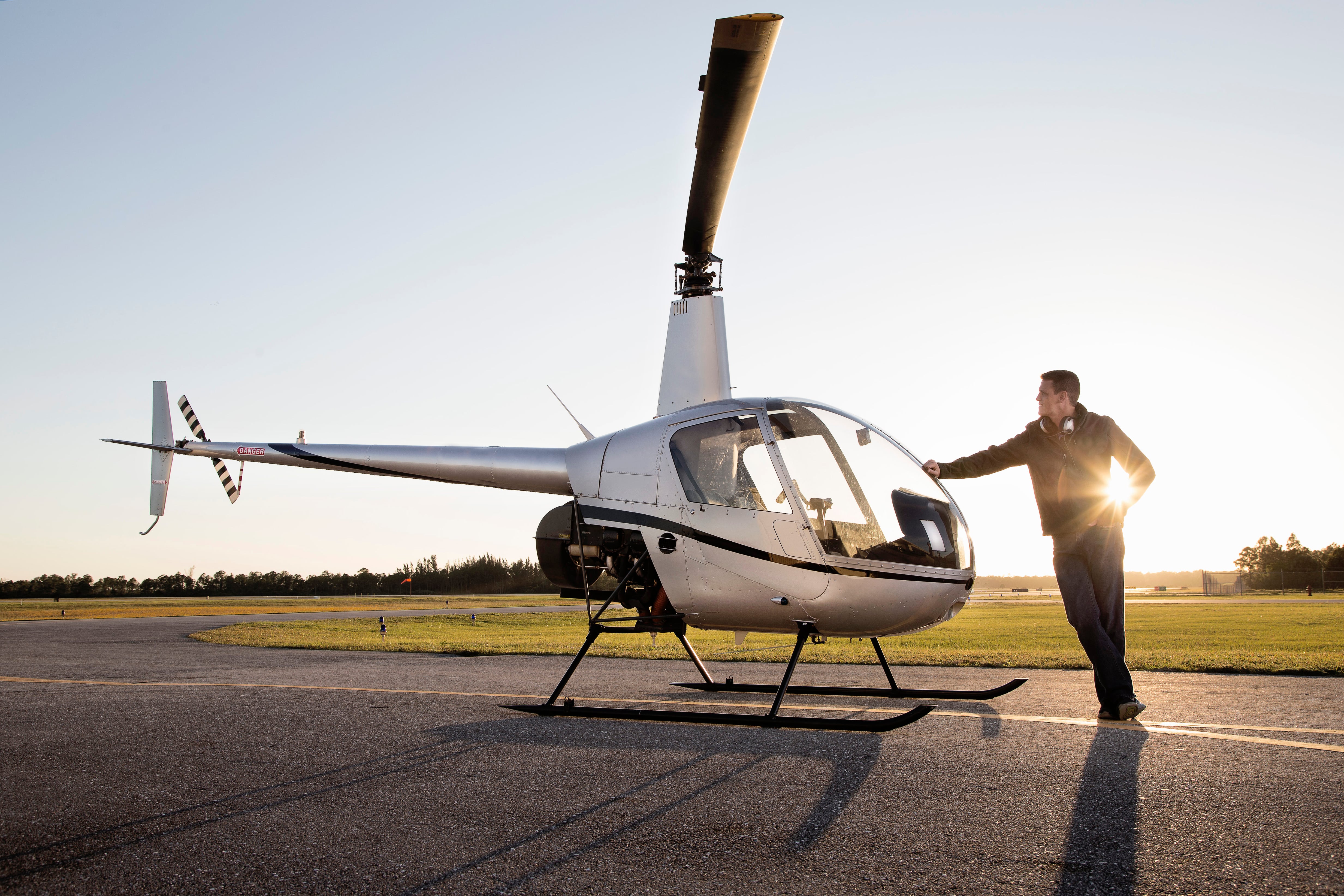 Piloto de helicóptero al lado de su aeronave / Foto: GettyImages