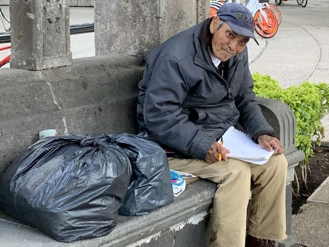 Anciano mexicano vende dibujos para sobrevivir en cuarentena