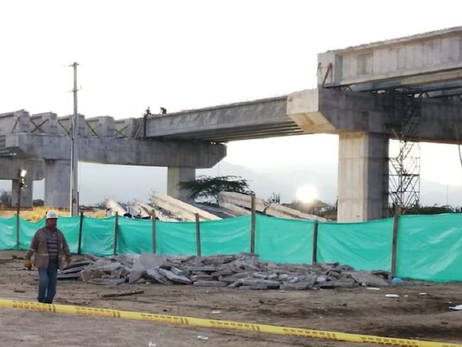 Gerente de Meco: No está comprometida estructura del puente que se volcó