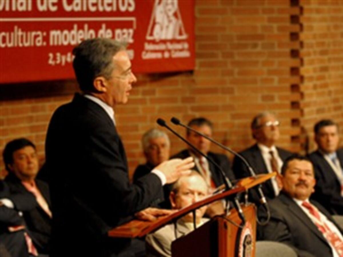 El Presidente Uribe pide a los caficultores aumentar la producción para el 2010