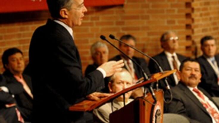 El Presidente Uribe pide a los caficultores aumentar la producción para el 2010