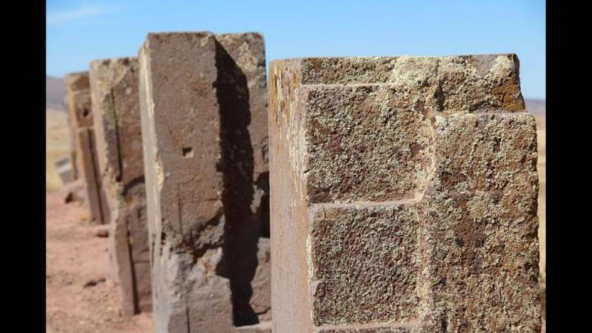 “Fotografía de restos arqueológicos en Tihuanacu, La Paz, Bolivia”, por Raúl Martínez Candia.