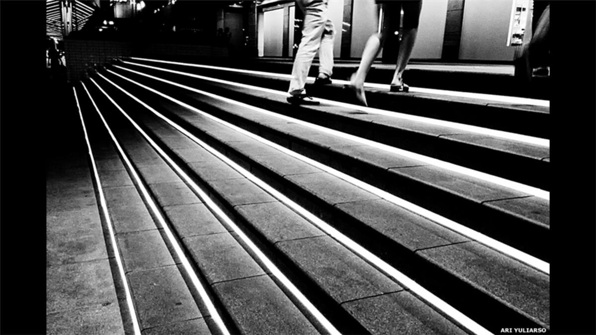"Un edificio que es visitado por gente de todo el mundo necesita una señalización que supere la barrera del idioma " dice Linda Wride de su foto de una mujer leyendo junto a un aseo en París.