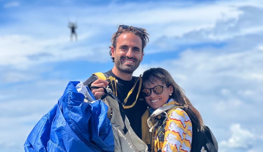 La pareja de paracaidistas bogotanos Nicolás Rubio y Ana Aponte que busca establecer un nuevo récord mundial.