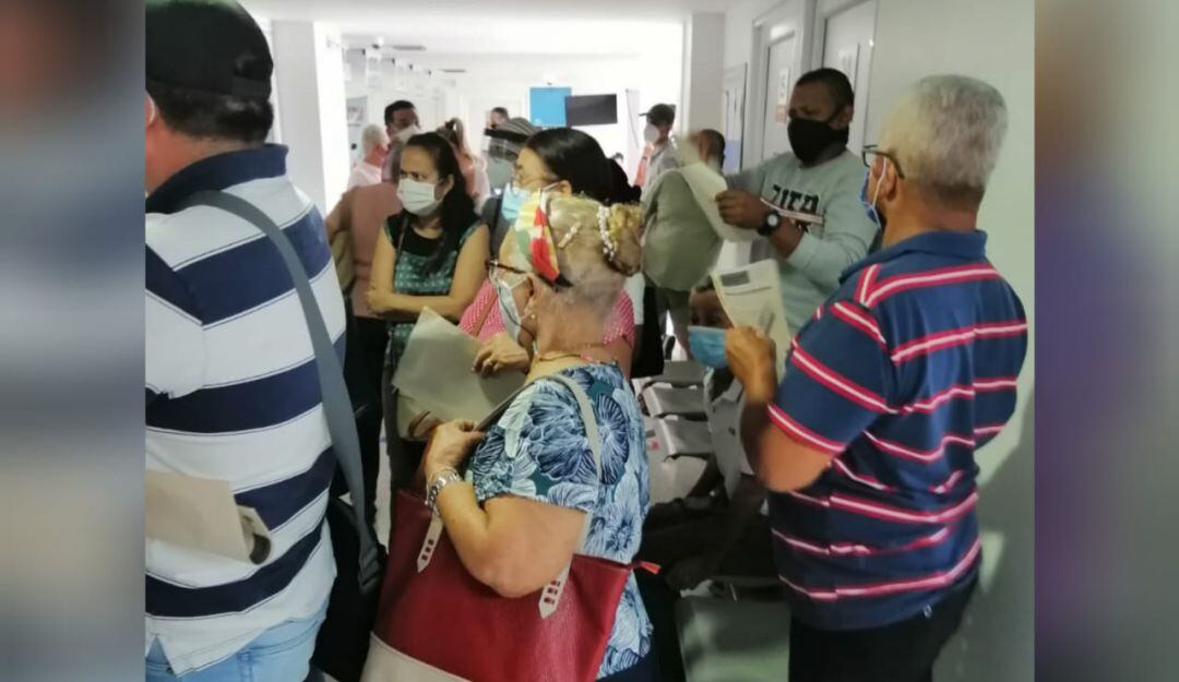 Aglomeraciones para la vacunación a mayores de 80 años.