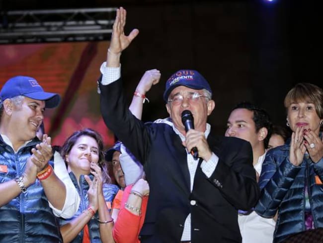 Polémica por trino de Uribe sobre futuro de medios en gobierno de Duque