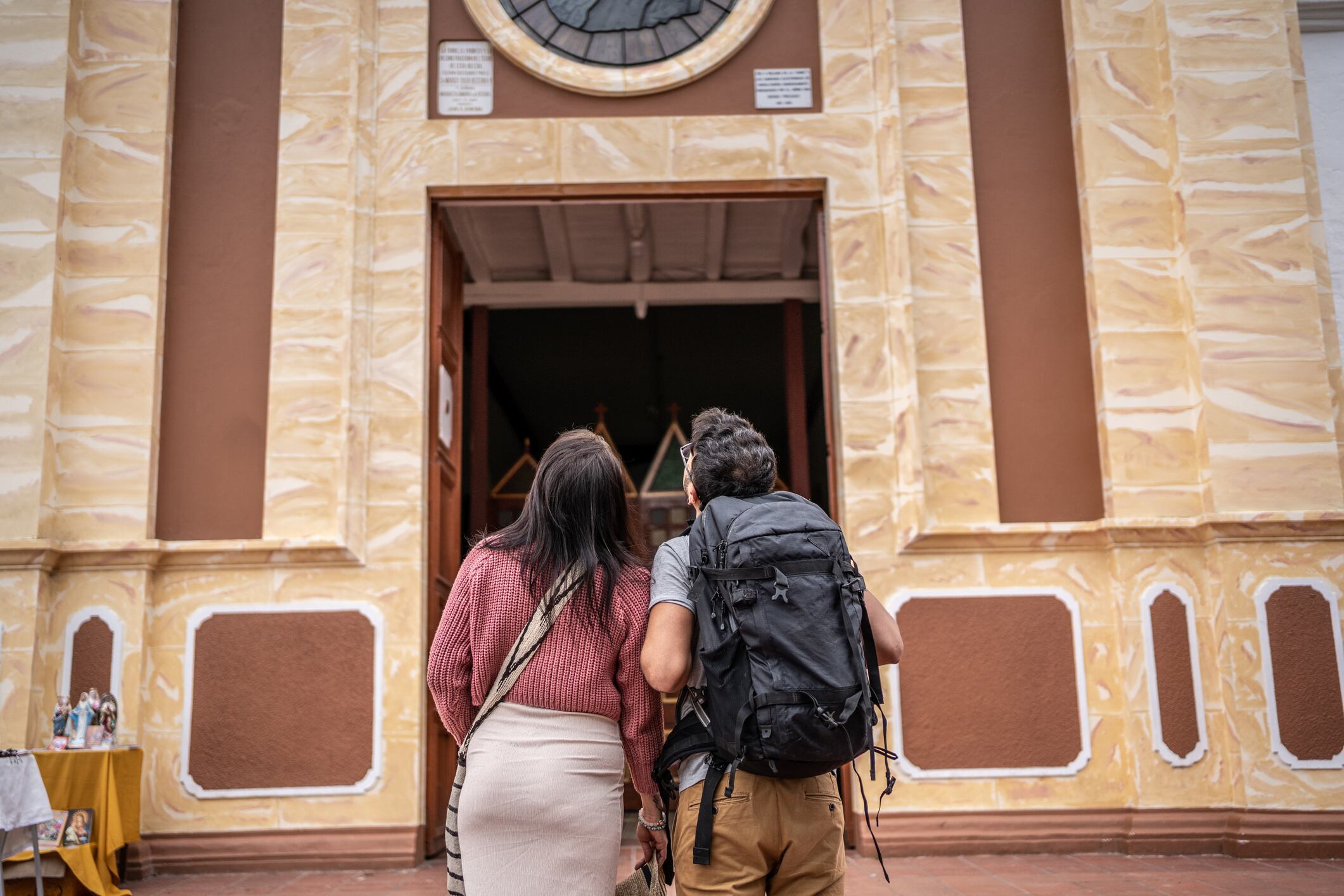 Pareja de turistas conociendo una iglesia en Boyacá (Getty Images)