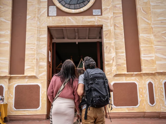 Pareja de turistas conociendo una iglesia en Boyacá (Getty Images)