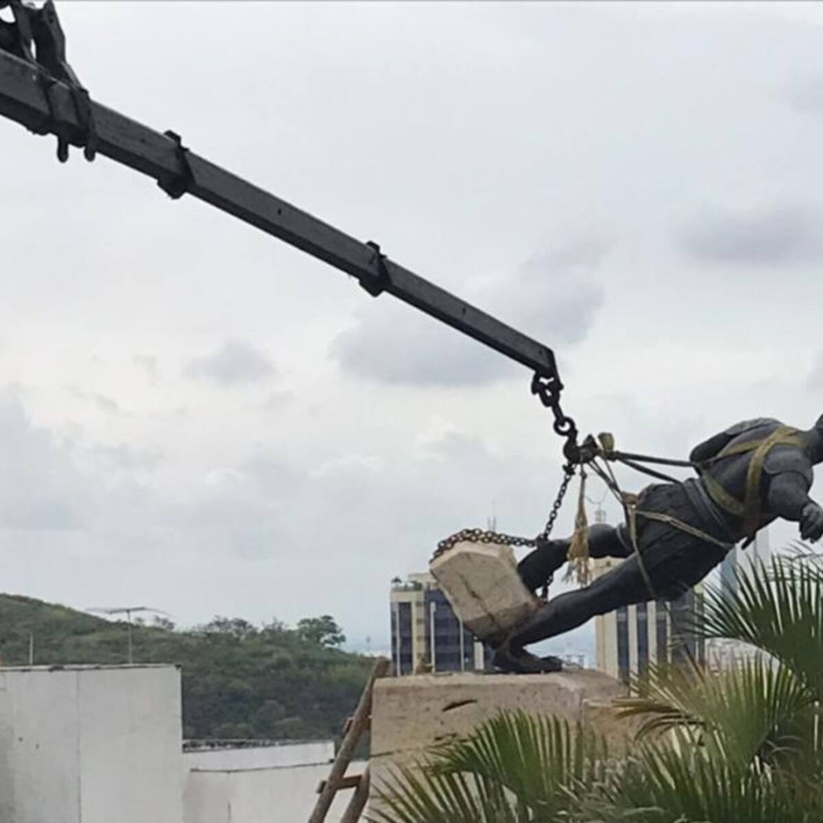 Estatua de Belalcázar fue retirada de su pedestal para reparación
