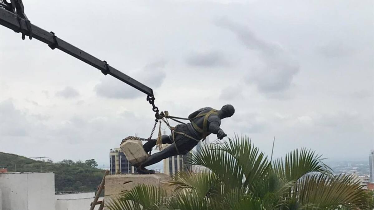 Estatua de Belalcázar fue retirada de su pedestal para reparación