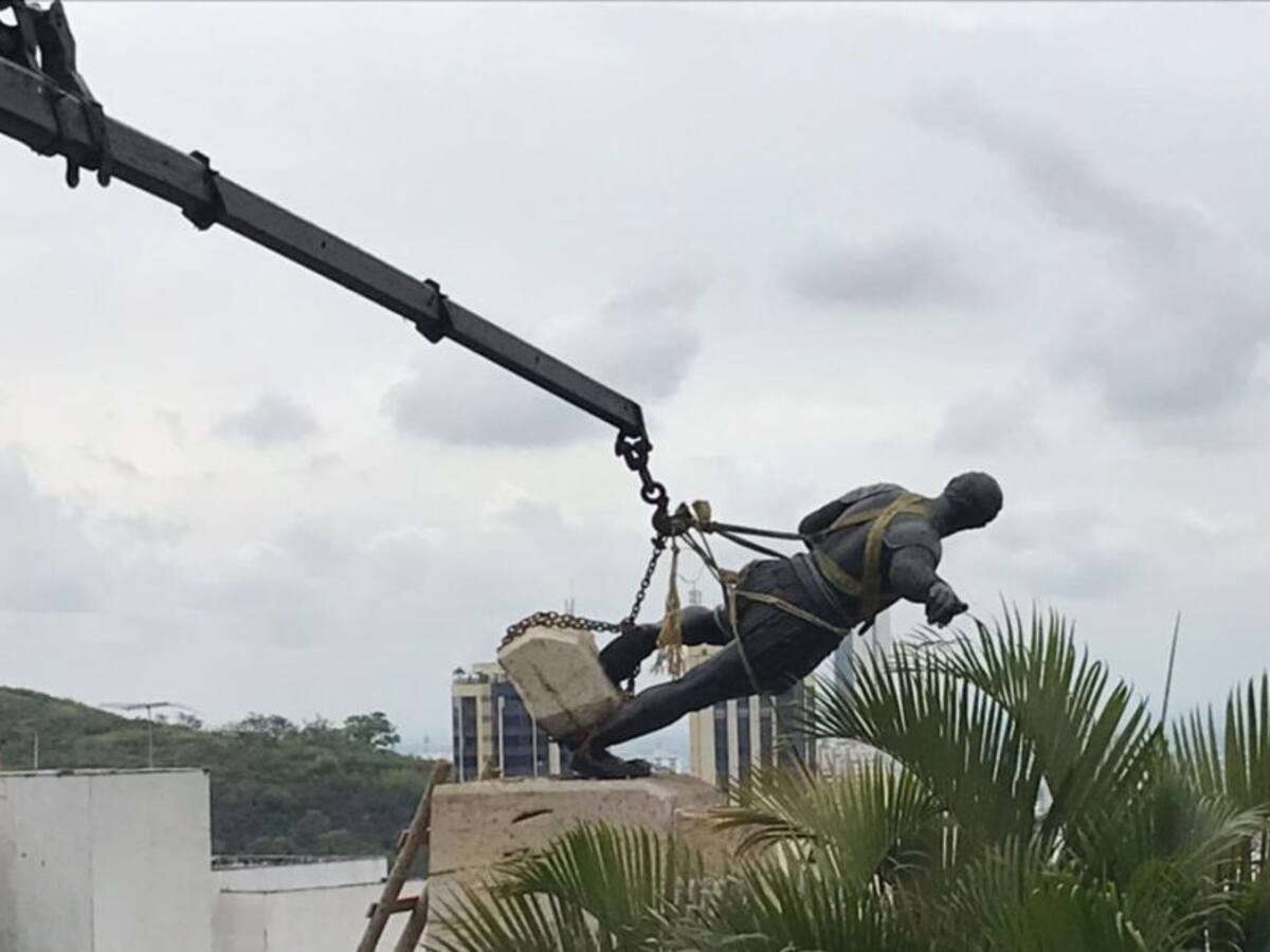 Estatua de Belalcázar fue retirada de su pedestal para reparación
