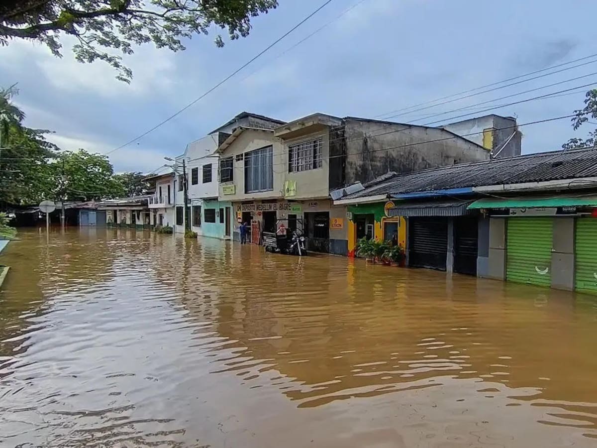 Inundaciones en El Bagre por minería ilegal en el río Nechí afectan viviendas y comercio