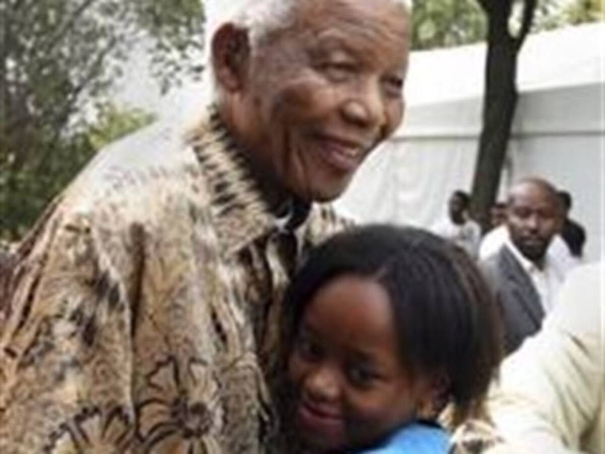 Nelson Mandela acude al funeral por su biznieta Zenani