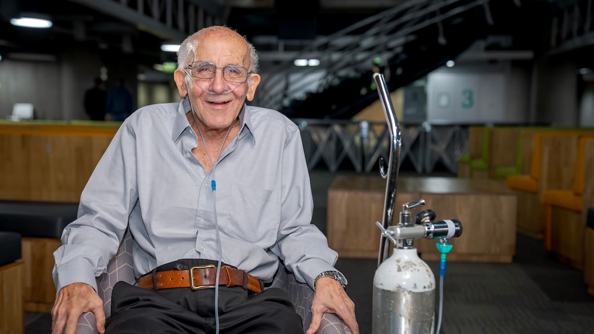 A los 71 años, Manuel Londoño cumplió el sueño de ser aprendiz en tecnología