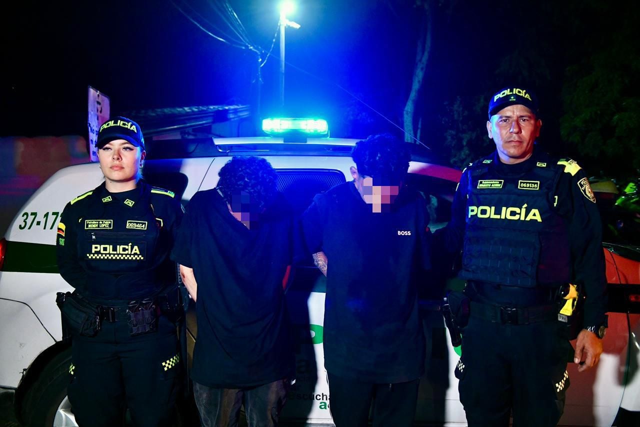Autoridades capturan dos hombres responsables de hurtar joyas de oro y portar arma de fuego. Foto: Policía Nacional.
