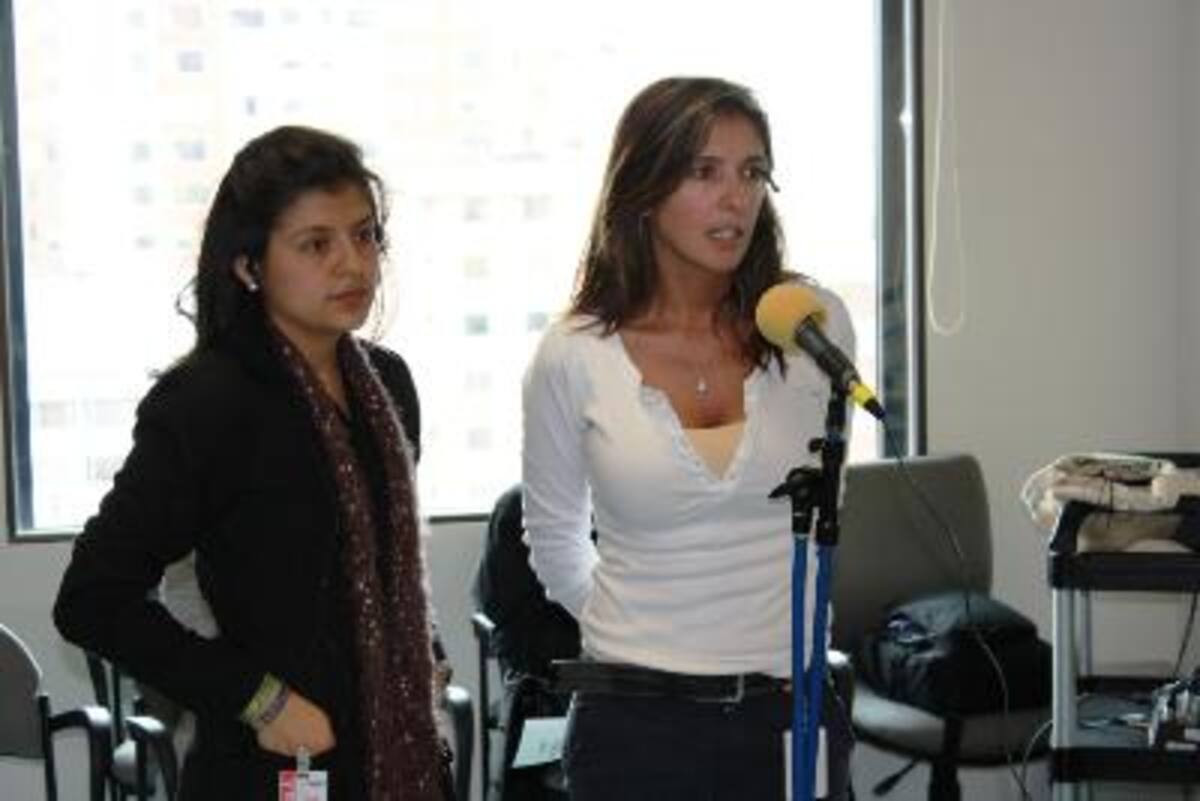 Invitada del público y Clara Estrada en La Ventana. Abril 19.