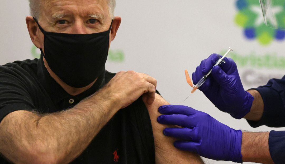 El presidente electo de Estados Unidos, Joe Biden, recibe la segunda dosis de la vacuna contra el coronavirus en Newark, Delaware.