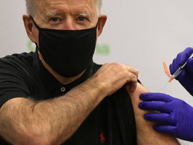 El presidente electo de Estados Unidos, Joe Biden, recibe la segunda dosis de la vacuna contra el coronavirus en Newark, Delaware.