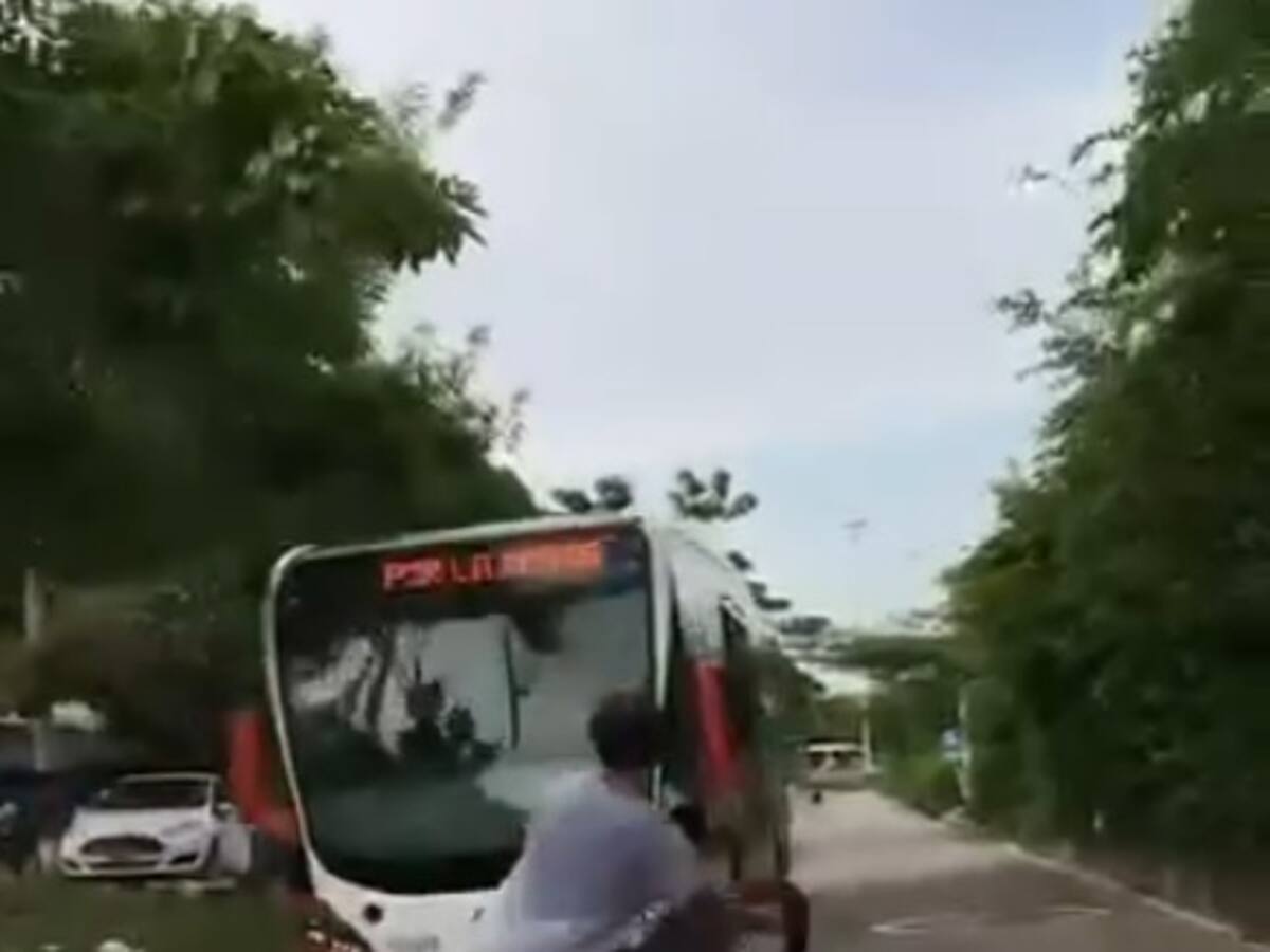 Joven hizo maniobra peligrosa en bicicleta y casi provoca accidente con bus de Transcaribe