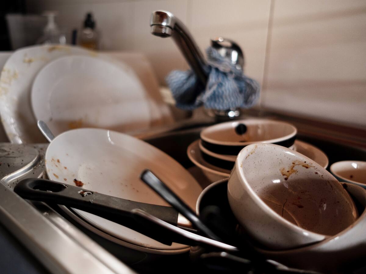 Qué significa dejar los platos sucios en el lavaplatos por muchos días, según psicólogos