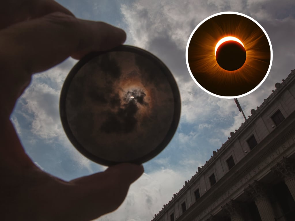 Persona visualizando un eclipse solar a través de un lente para eclipses y de fondo un eclipse solar anular en forma de 'Anillo de Fuego' (Fotos vía Getty Images)