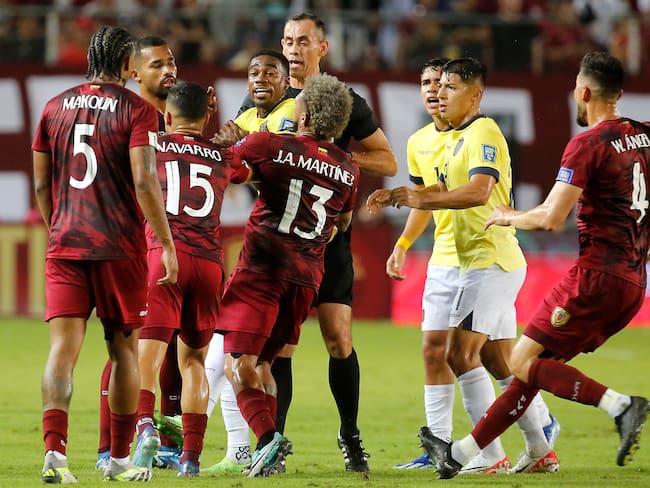 Venezuela y Ecuador disputaron un partido picante por varios pasajes. (Photo by Edilzon Gamez/Getty Images)