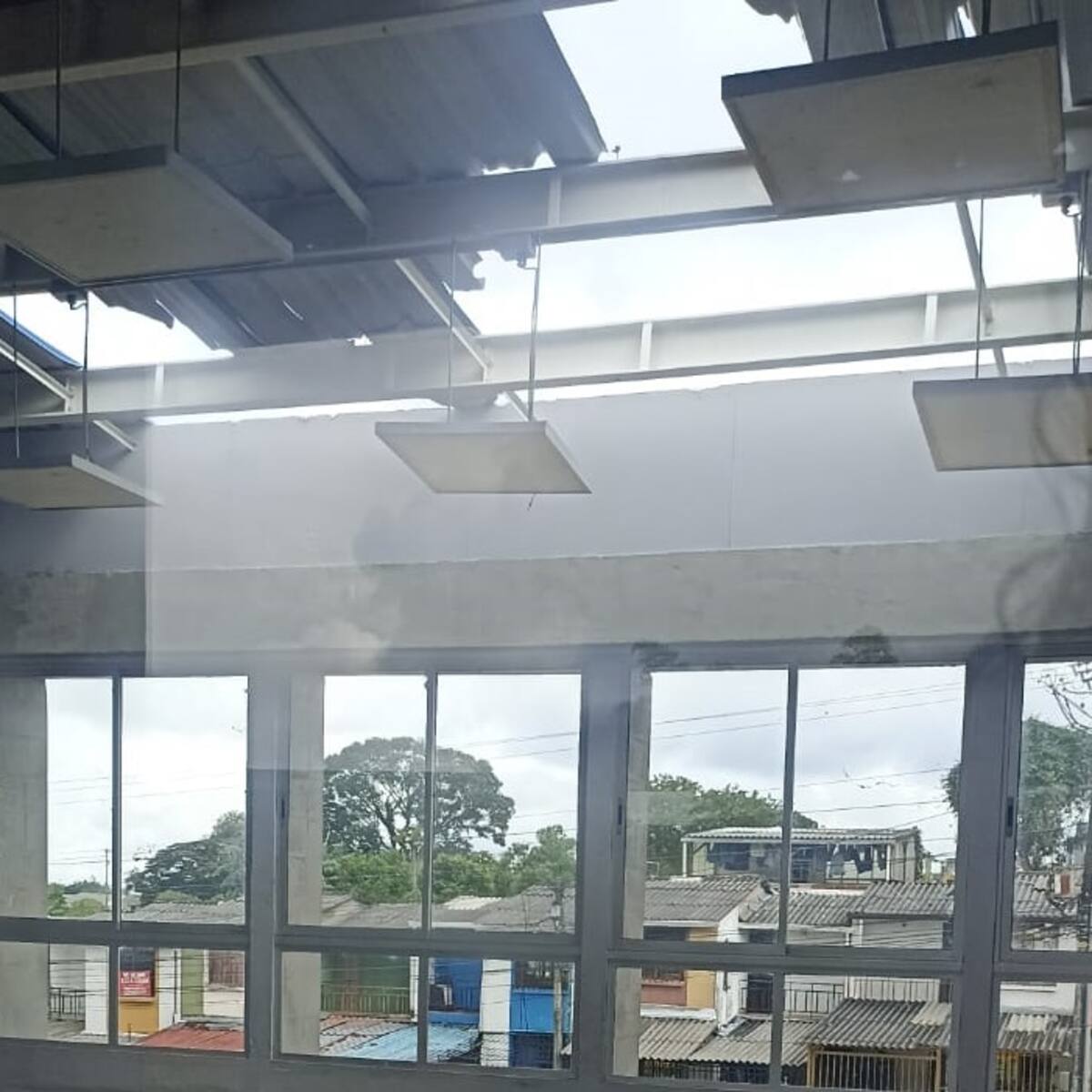 Denuncian deficiencias en infraestructura educativa en Armenia, autoridades anuncian inversiones