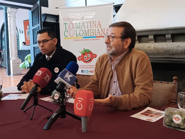 Este jueves 7 de mayo se realizó en el Club Boyacá de Tunja, el lanzamiento de la "Gran Tomatina" 2026, en cabeza de su organizador Heynner Suárez y el alcalde de Sutamarchán, Miguel Andrés Rodríguez / Foto: Caracol Radio.