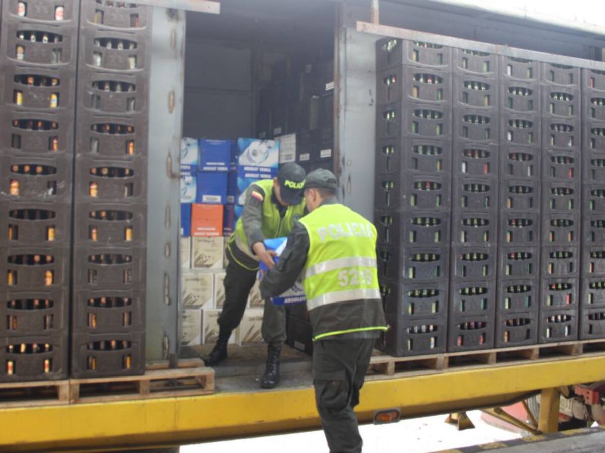 4 hombres vestidos de policías roban banco en la Cervecería Águila
