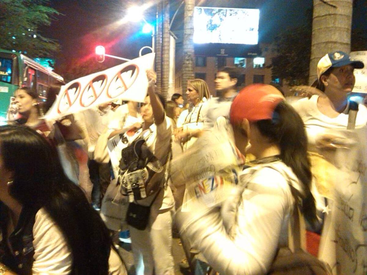 Decenas de venezolanos y colombianos que los apoyaban se manifestaron con pancartas en contra del Gobierno de Nicolás Maduro.