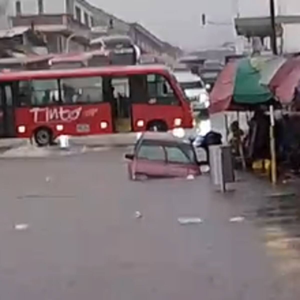 Aguacero provocó inundaciones, derrumbes y caída de árboles en la ciudad de Armenia
