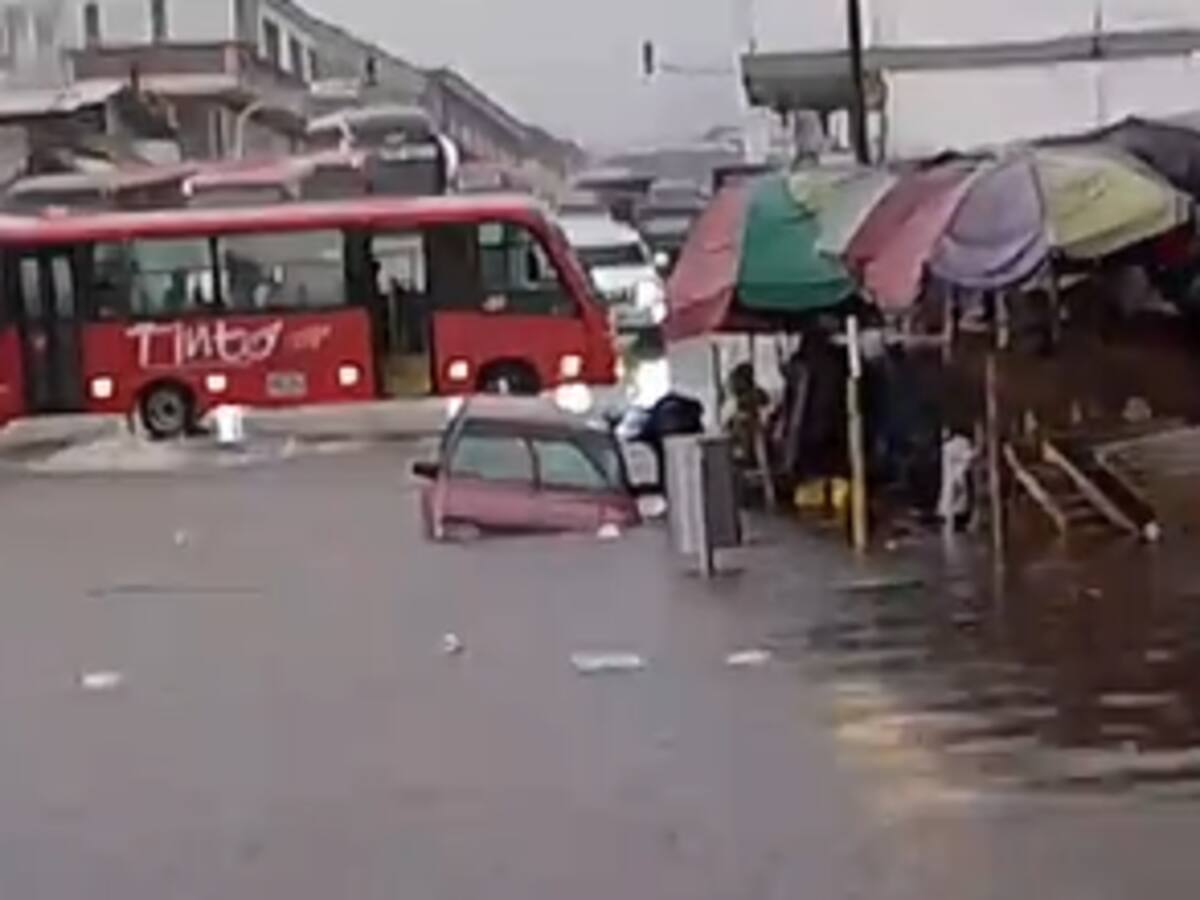 Aguacero provocó inundaciones, derrumbes y caída de árboles en la ciudad de Armenia