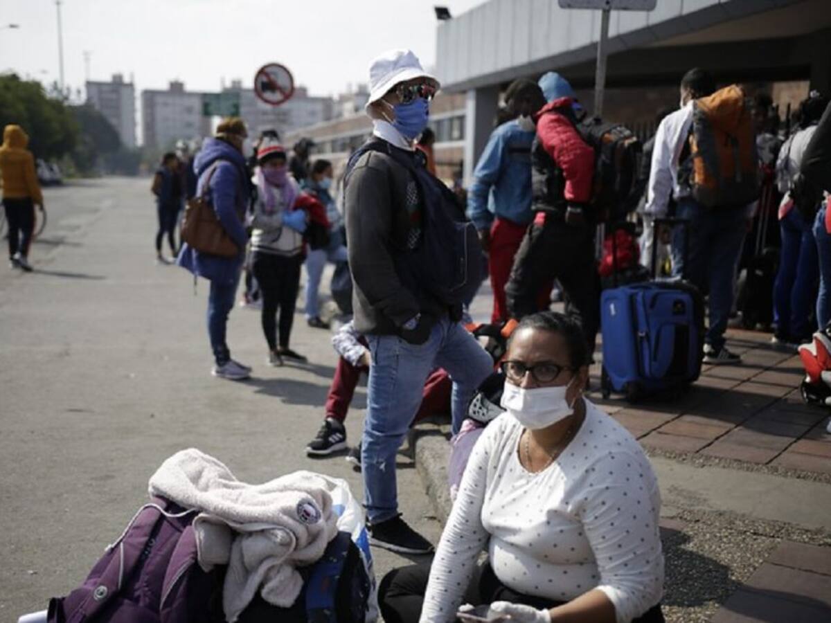 Viajeros represados en la terminal de transporte por cancelación de viajes