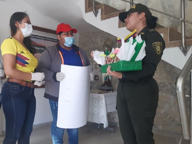 Profesionales de la salud entregan obsequios a policías en Cartagena