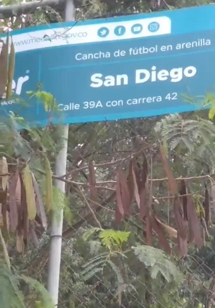 Las tres personas fueron grabadas  cerca a un escenario deportivo en Medellín. Foto: Cortesía Denuncias Antioquia.