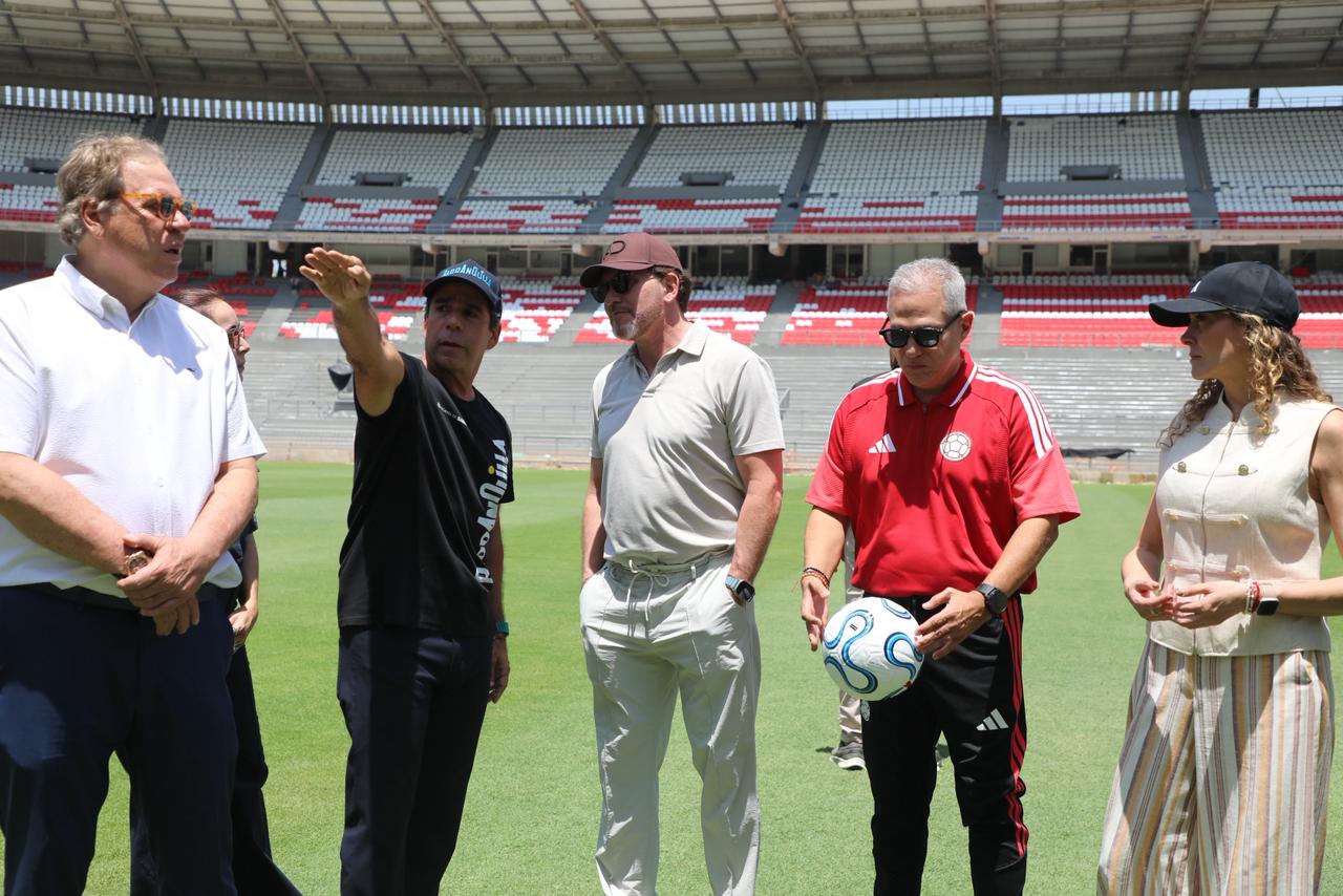 Visita de Alejandro Domínguez, presidente de la Conmebol al estadio Metropolitano. Foto: Alcaldía de Barranquilla.