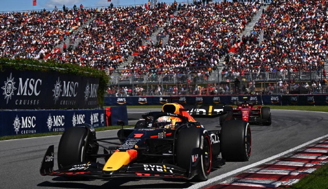 Max Vertappen (Red Bull) y Carlos Sainz (Ferrari) en el segundo lugar