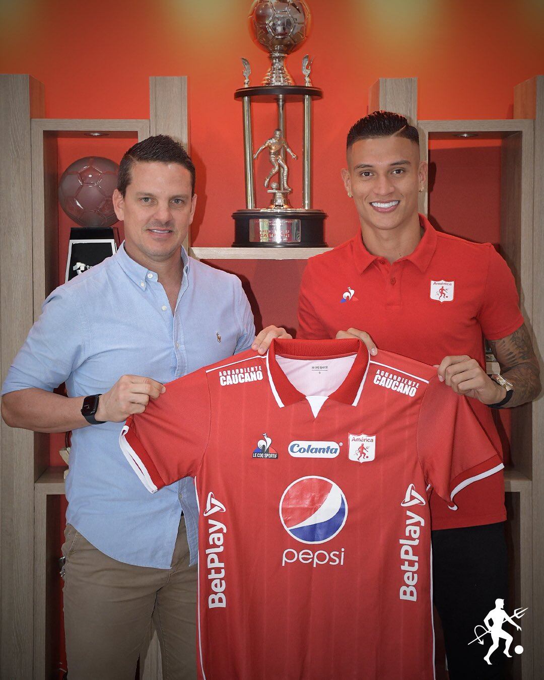 Juan Camilo Portilla en su renovación con el América de Cali.