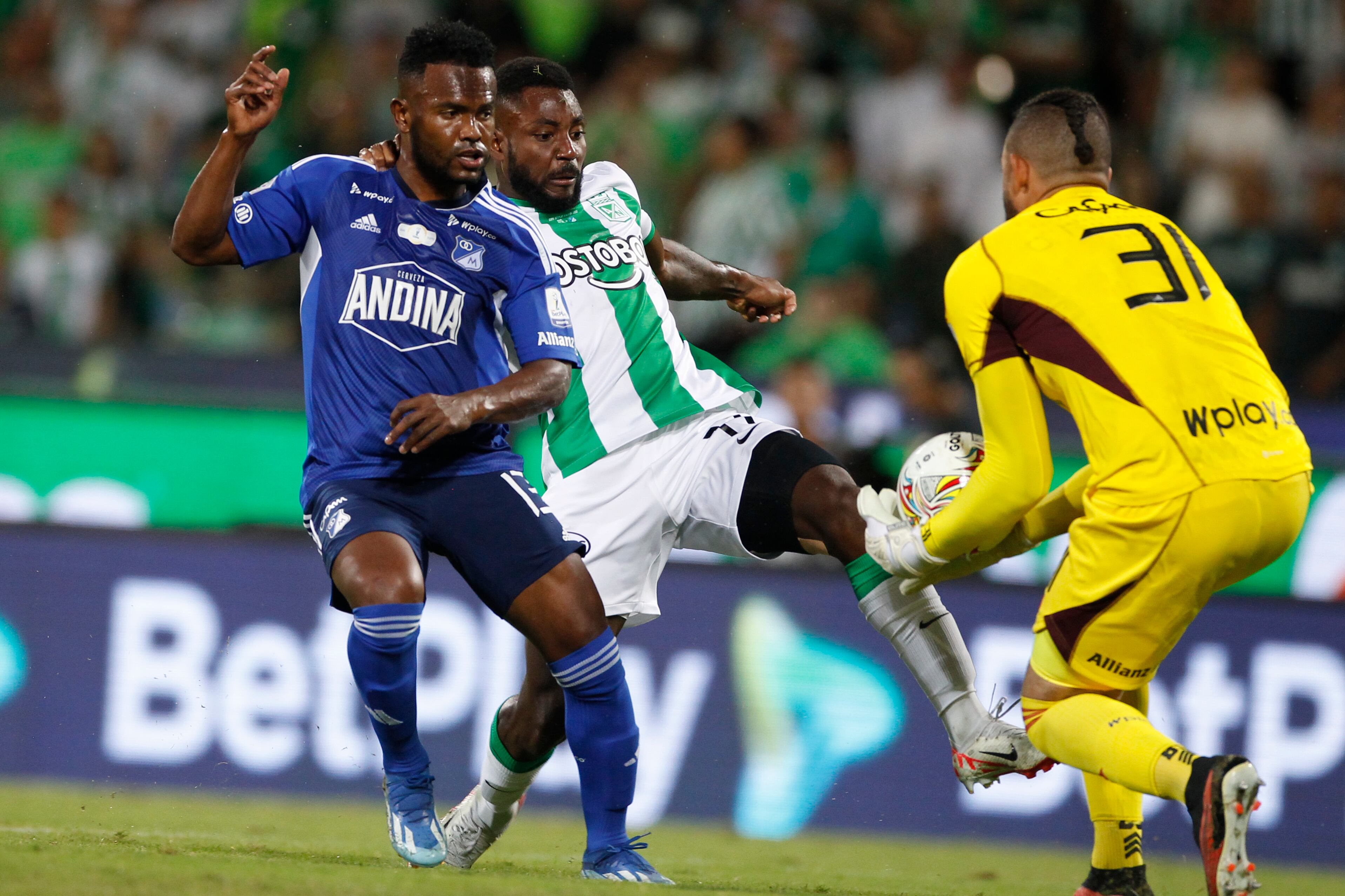 AMDEP3875. MEDELLÍN (COLOMBIA), 23/11/2023.- Álvaro Ángulo (c) de Nacional disputa el balón con Elvis Perlaza (i) y Alvaro Montero portero de Millonarios hoy, en la final de la Copa Colombia entre Atlético Nacional y Millonarios en el estadio Atanasio Girardot en Medellín (Colombia). EFE/ Luis Eduardo Noriega Arboleda