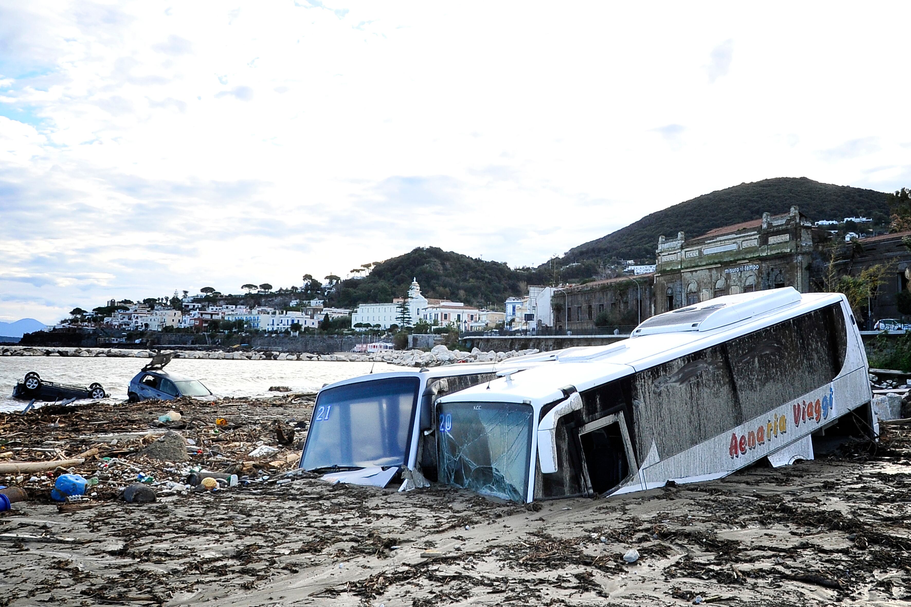 Vehículos que fueron arrastrados por el deslizamiento masivo en la isla de Ischia, al sur de Italia. 
(Foto: Vincenzo Izzo/LightRocket via Getty Images)