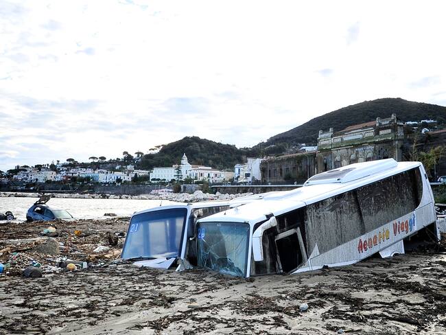 Vehículos que fueron arrastrados por el deslizamiento masivo en la isla de Ischia, al sur de Italia. 
(Foto: Vincenzo Izzo/LightRocket via Getty Images)