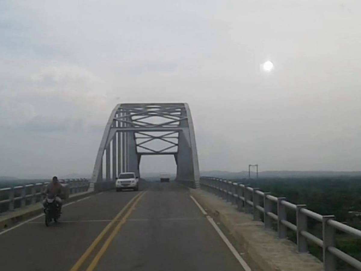 En Calamar policías evitaron que madre y 2 hijos se lanzaran de un puente