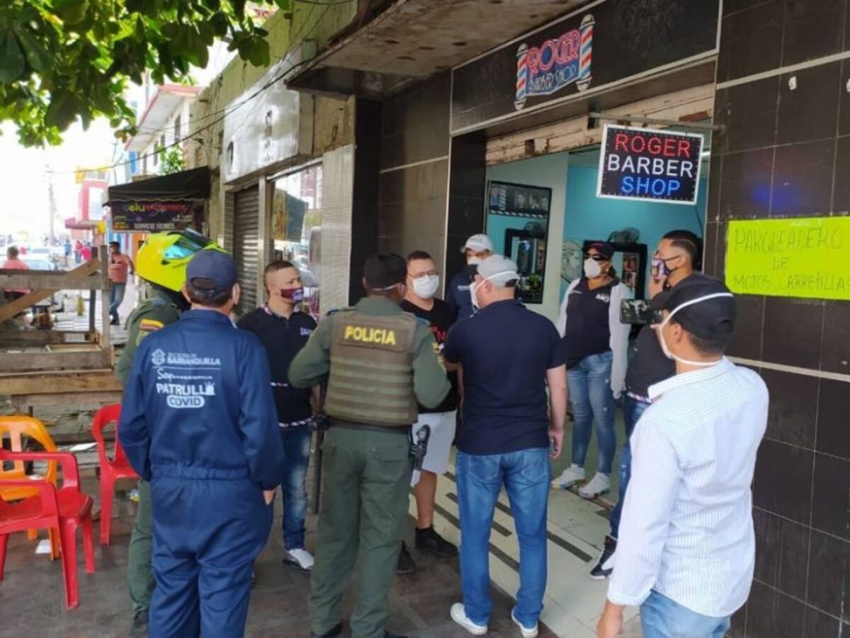 Sorprenden una peluquería abierta y a sus clientes bebiendo alcohol