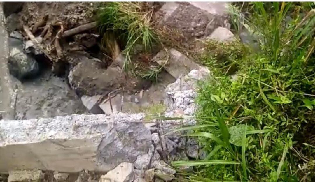 El puente fue arrastrando en su totalidad por las fuertes lluvias.