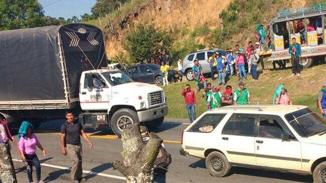 Habilitan vía Panamericana tras bloqueo de comunidades indígenas en Cauca. Foto: Cortesía Policía Nacional