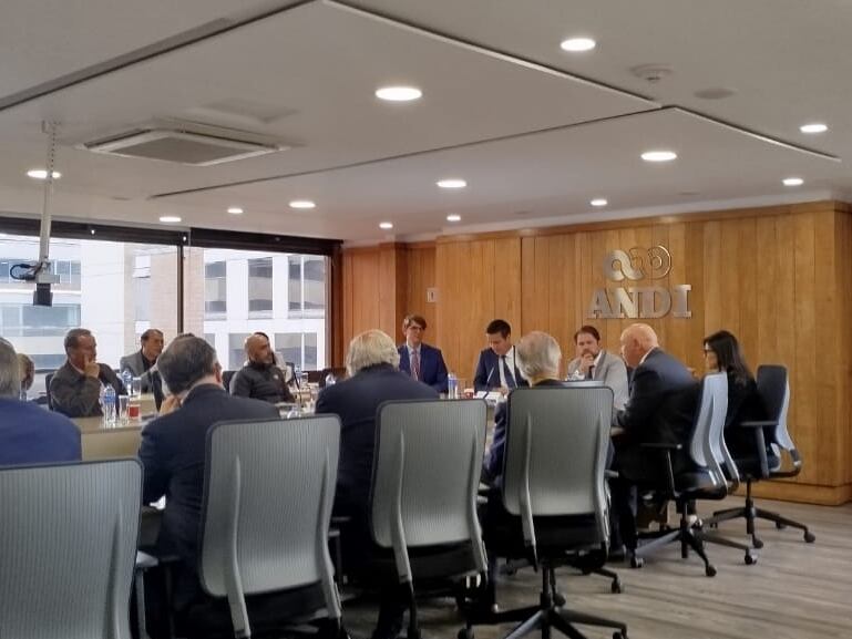 Congresistas Bernie Moreno y Ruben Gallego otorgan rueda de prensa en Bogotá. Foto: Zamoel Guzmán Ruiz