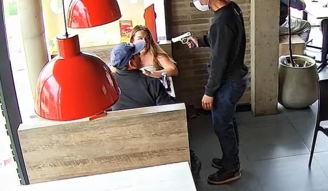 El hurto se cometió en un restaurante mediante intimidación con arma de fuego y huida en motocicleta.
